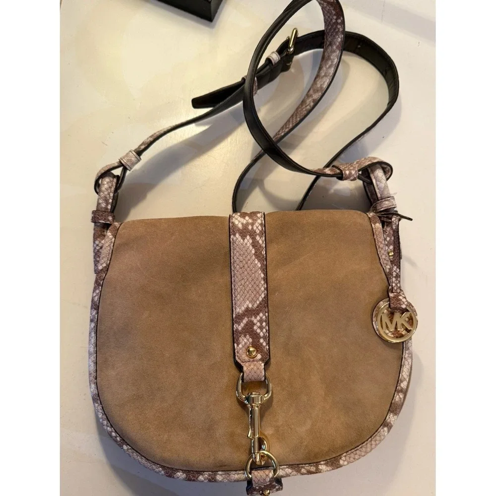 MICHAEL Michael Kors Jamie Saddle Bag Tan Suede‎ Snake print Crossbody 469$